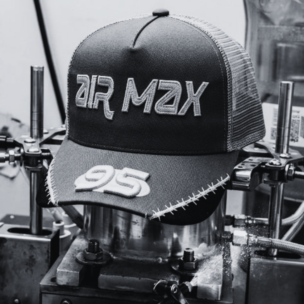 Fabricamos gorras que destacan por sus materiales, estructura y detalles únicos.